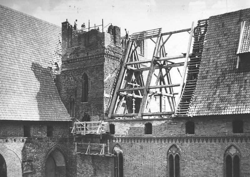 Fot Odbudowa zamku w Malborku w latach 60