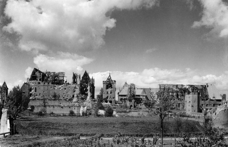 Zamek w Malborku zniszczony po wojnie